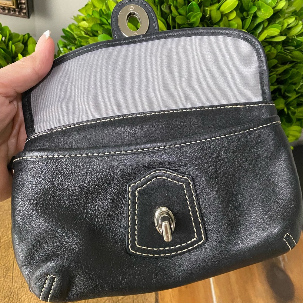Coach Legacy Black Turnlock Wristlet Wallet
Clutch - Picture 11 of 12